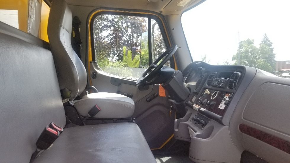 Medium Duty Box Truck-Light and Medium Duty Trucks-Freightliner-2020-M2-Scarborough-ON-297,150\n\t\tkm-$ 60,000 - Image 22