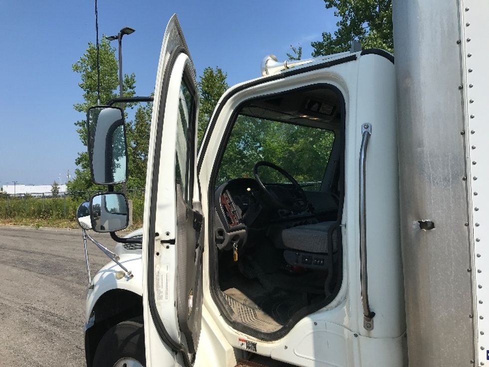 Medium Duty Box Truck-Light and Medium Duty Trucks-Freightliner-2020-M2-Ste-Foy-PQ-210,033\n\t\tkm-$ 71,250 - Image 16