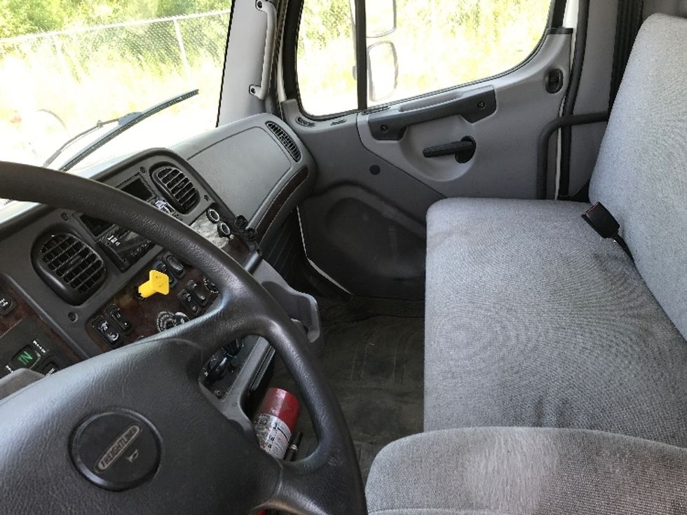 Medium Duty Box Truck-Light and Medium Duty Trucks-Freightliner-2020-M2-Ste-Foy-PQ-210,033\n\t\tkm-$ 71,250 - Image 19