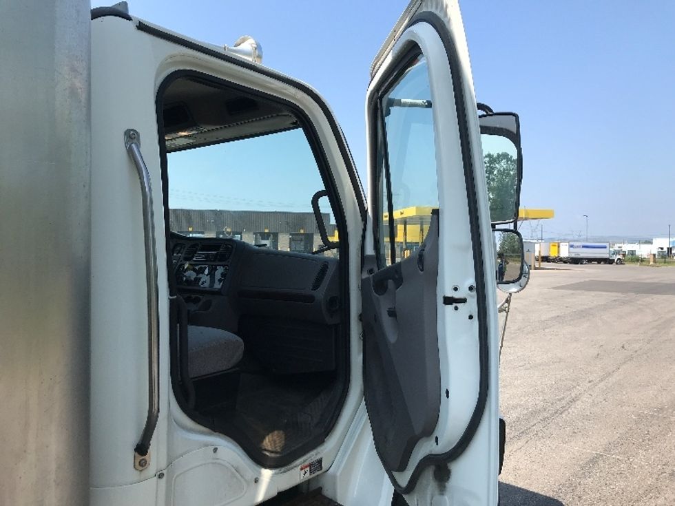 Medium Duty Box Truck-Light and Medium Duty Trucks-Freightliner-2020-M2-Ste-Foy-PQ-210,033\n\t\tkm-$ 71,250 - Image 20