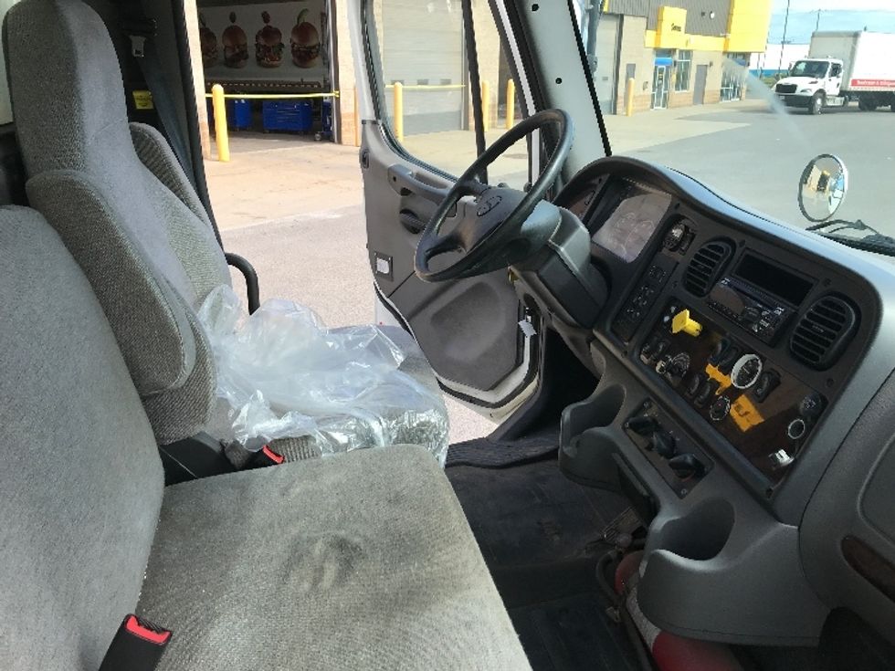 Medium Duty Box Truck-Light and Medium Duty Trucks-Freightliner-2020-M2-Ste-Foy-PQ-257,755\n\t\tkm-$ 65,500 - Image 22