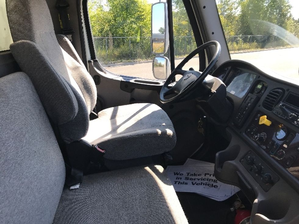 Medium Duty Box Truck-Light and Medium Duty Trucks-Freightliner-2020-M2-Ste-Foy-PQ-341,858\n\t\tkm-$ 50,500 - Image 20