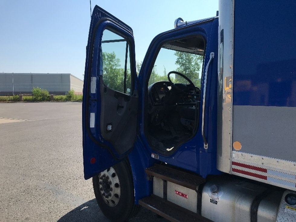 Medium Duty Box Truck-Light and Medium Duty Trucks-Freightliner-2020-M2-Ste-Foy-PQ-411,816\n\t\tkm-$ 42,750 - Image 4