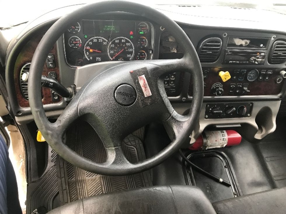 Medium Duty Box Truck-Light and Medium Duty Trucks-Freightliner-2020-M2-Ste-Foy-PQ-571,387\n\t\tkm-$ 39,500 - Image 18