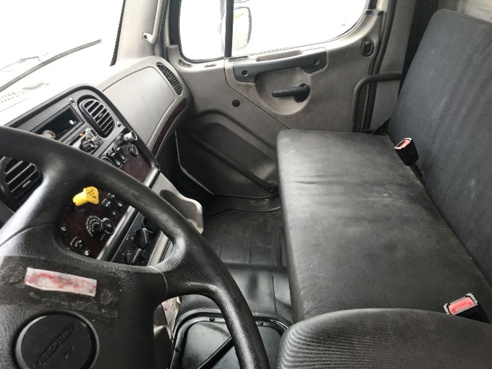 Medium Duty Box Truck-Light and Medium Duty Trucks-Freightliner-2020-M2-Ste-Foy-PQ-571,387\n\t\tkm-$ 39,500 - Image 19