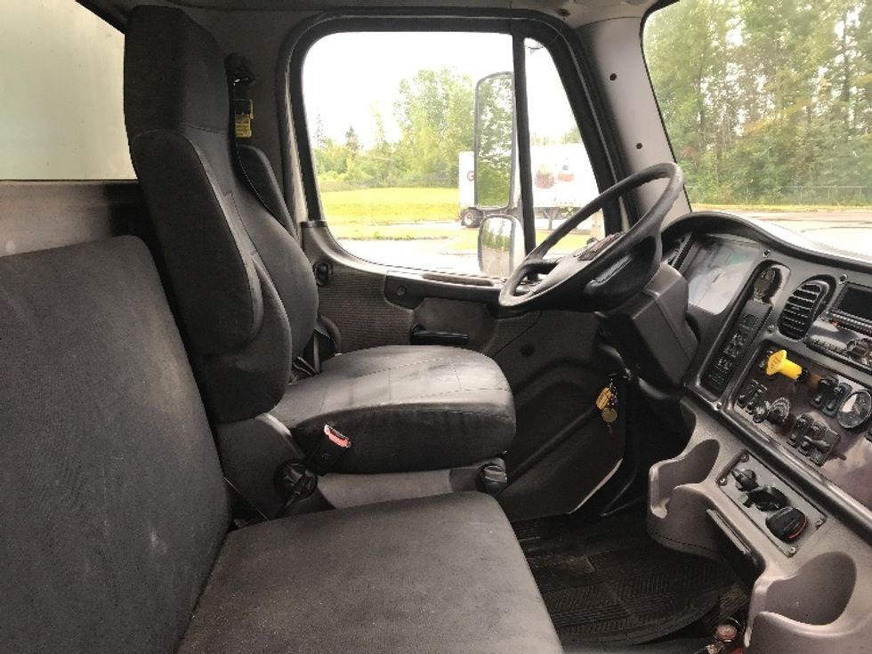 Medium Duty Box Truck-Light and Medium Duty Trucks-Freightliner-2020-M2-Ste-Foy-PQ-571,387\n\t\tkm-$ 39,500 - Image 22