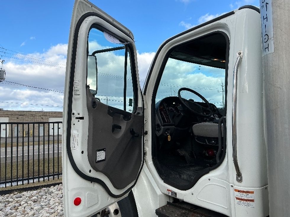 Medium Duty Box Truck-Light and Medium Duty Trucks-Freightliner-2020-M2-Stoney Creek-ON-270,942\n\t\tkm-$ 70,750 - Image 16