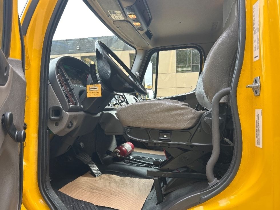 Medium Duty Box Truck-Light and Medium Duty Trucks-Freightliner-2020-M2-Surrey-BC-230,019\n\t\tkm-$ 75,250 - Image 16