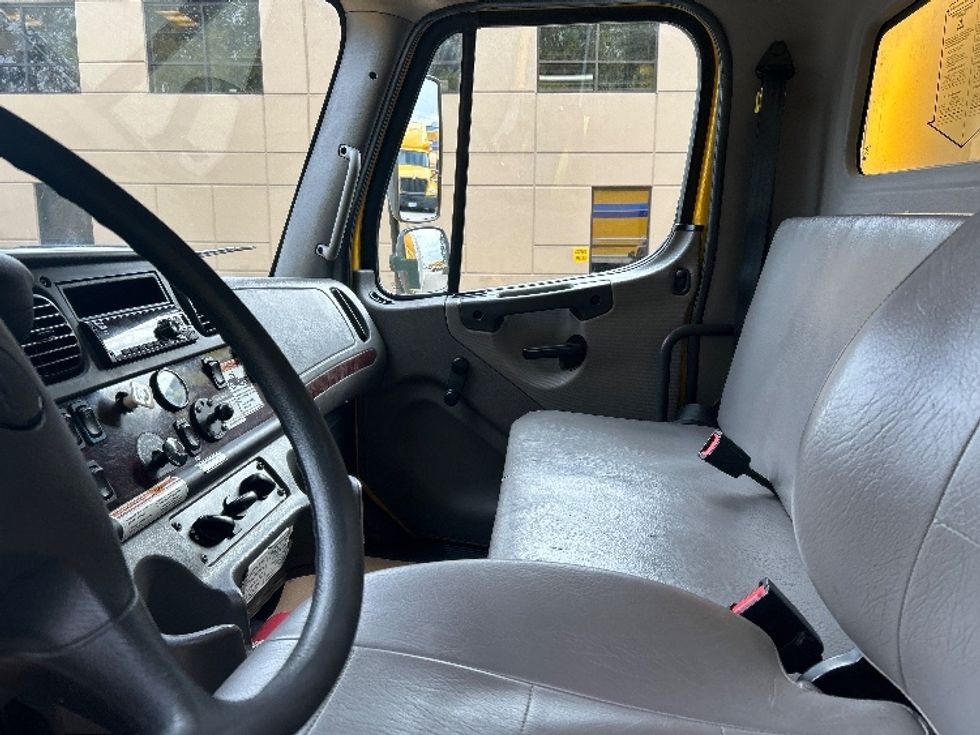 Medium Duty Box Truck-Light and Medium Duty Trucks-Freightliner-2020-M2-Surrey-BC-230,019\n\t\tkm-$ 75,250 - Image 19