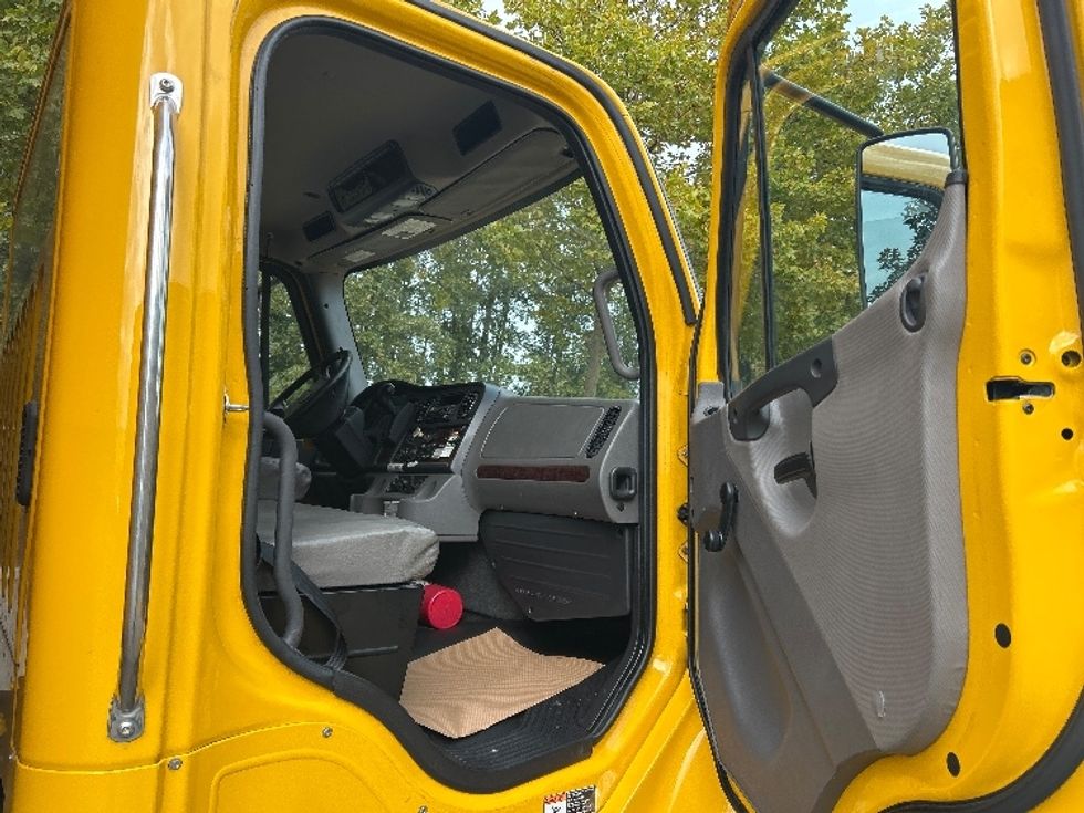 Medium Duty Box Truck-Light and Medium Duty Trucks-Freightliner-2020-M2-Surrey-BC-230,019\n\t\tkm-$ 75,250 - Image 20