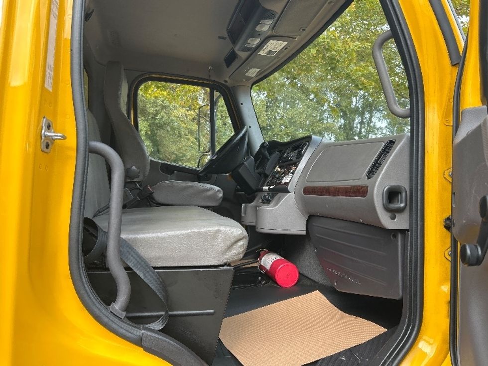 Medium Duty Box Truck-Light and Medium Duty Trucks-Freightliner-2020-M2-Surrey-BC-230,019\n\t\tkm-$ 75,250 - Image 22