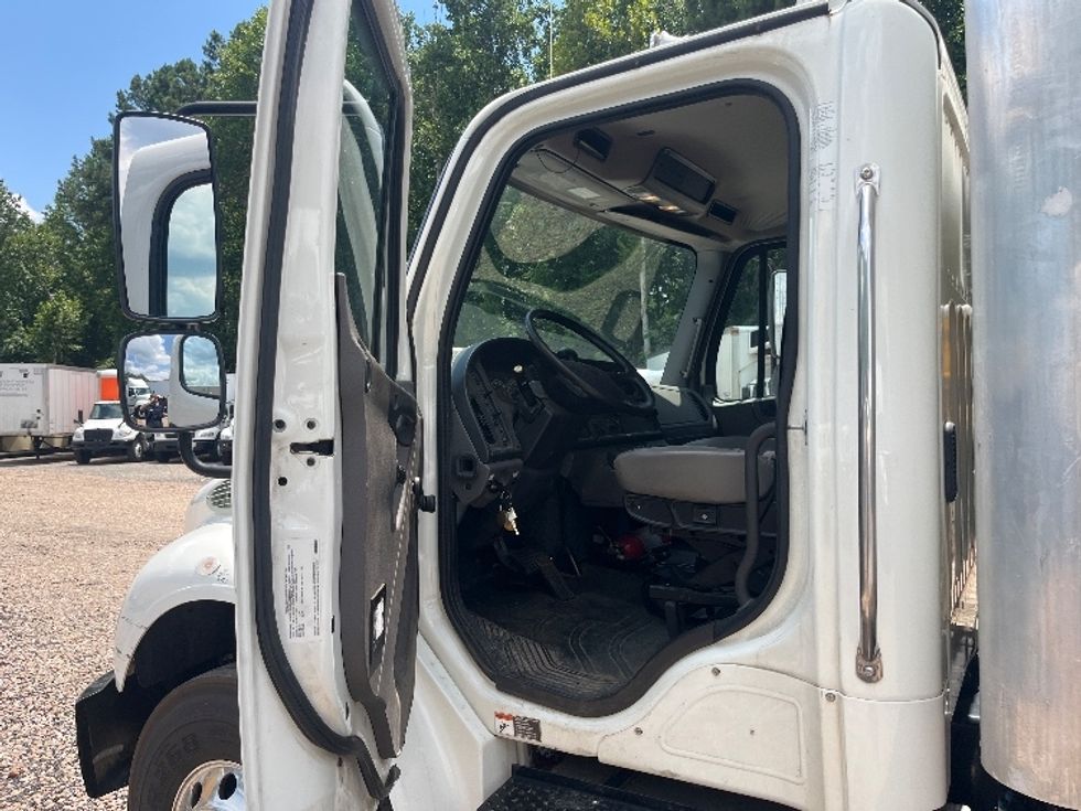 Medium Duty Box Truck-Light and Medium Duty Trucks-Freightliner-2020-M2-Suwanee-GA-75,210\n\t\tmiles-$ 73,000 - Image 16