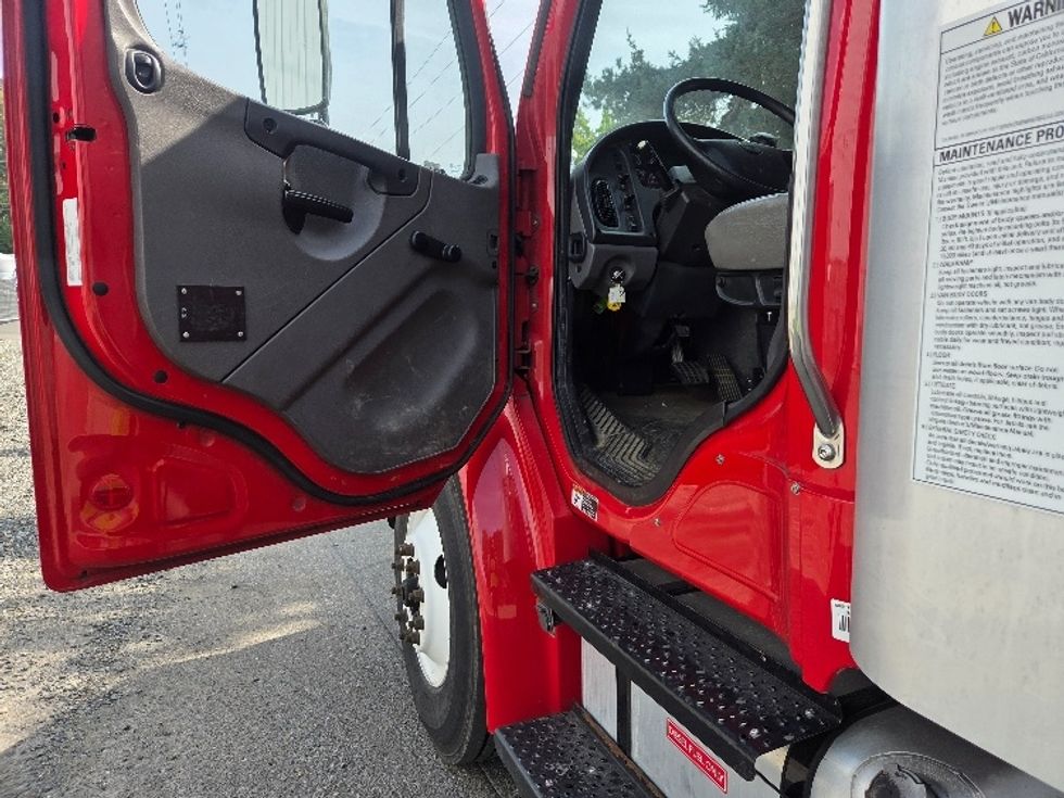 Medium Duty Box Truck-Light and Medium Duty Trucks-Freightliner-2020-M2-Tacoma-WA-104,800\n\t\tmiles-$ 70,000 - Image 16