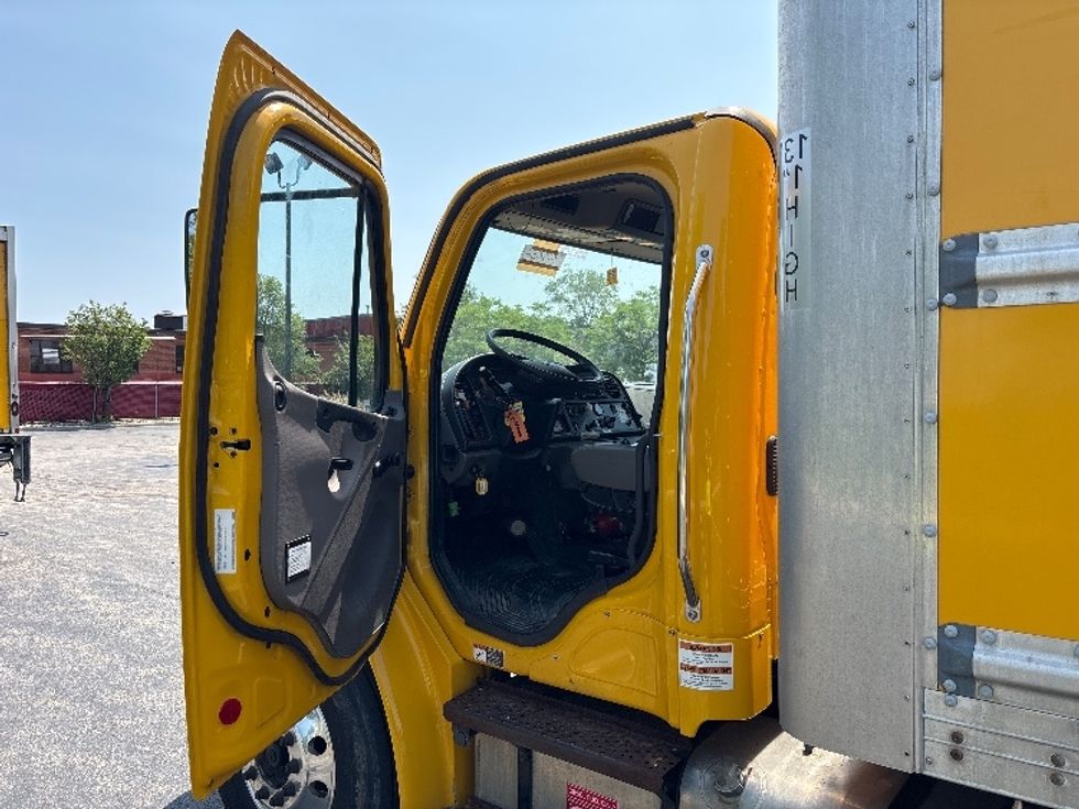 Medium Duty Box Truck-Light and Medium Duty Trucks-Freightliner-2020-M2-Toronto-ON-278,089\n\t\tkm-$ 63,500 - Image 16
