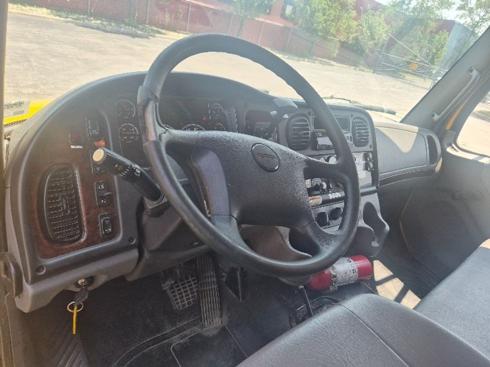 Medium Duty Box Truck-Light and Medium Duty Trucks-Freightliner-2020-M2-Toronto-ON-295,938\n\t\tkm-$ 61,500 - Image 17