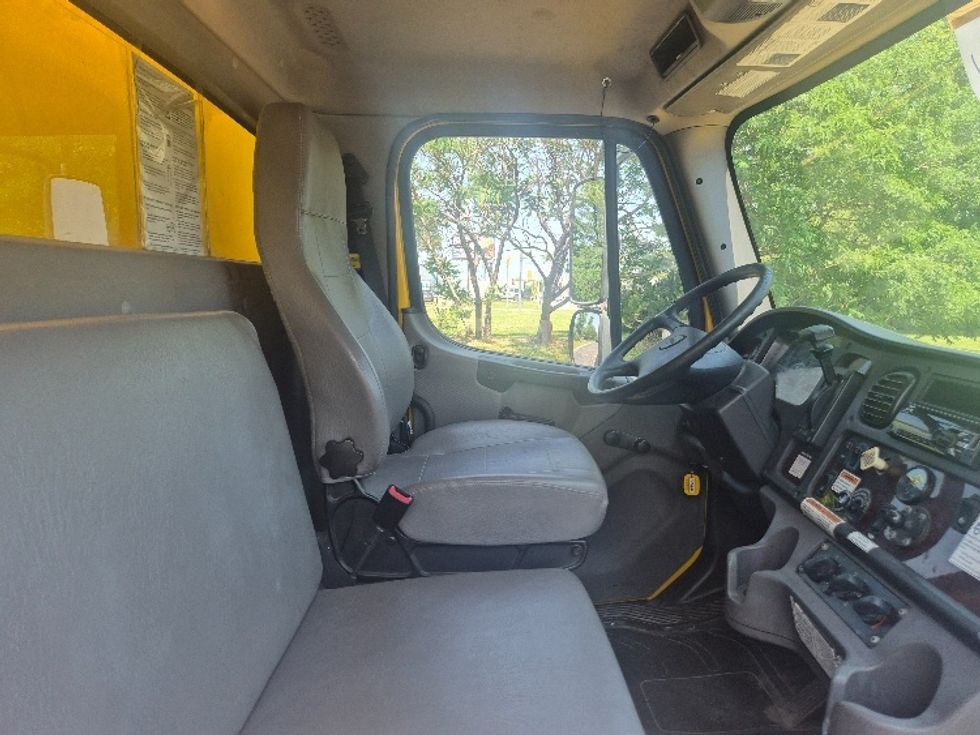 Medium Duty Box Truck-Light and Medium Duty Trucks-Freightliner-2020-M2-Toronto-ON-295,938\n\t\tkm-$ 61,500 - Image 22