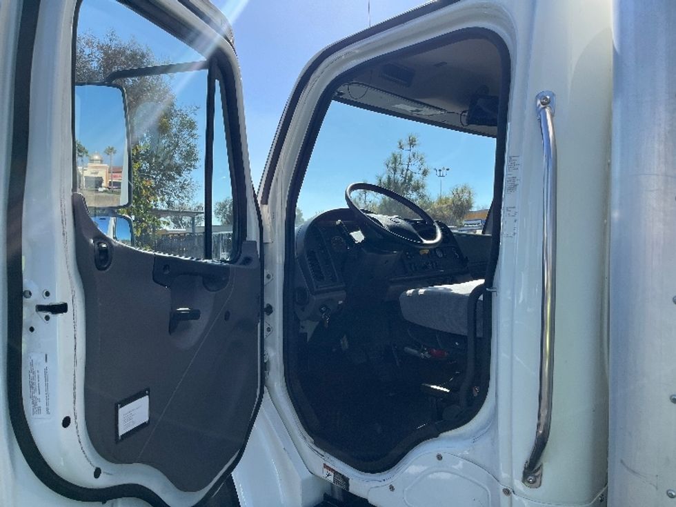 Medium Duty Box Truck-Light and Medium Duty Trucks-Freightliner-2020-M2-Torrance-CA-125,120\n\t\tmiles-$ 68,250 - Image 16