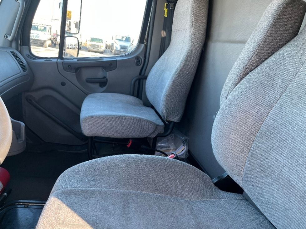 Medium Duty Box Truck-Light and Medium Duty Trucks-Freightliner-2020-M2-Warren-MI-115,141\n\t\tmiles-$ 69,500 - Image 18