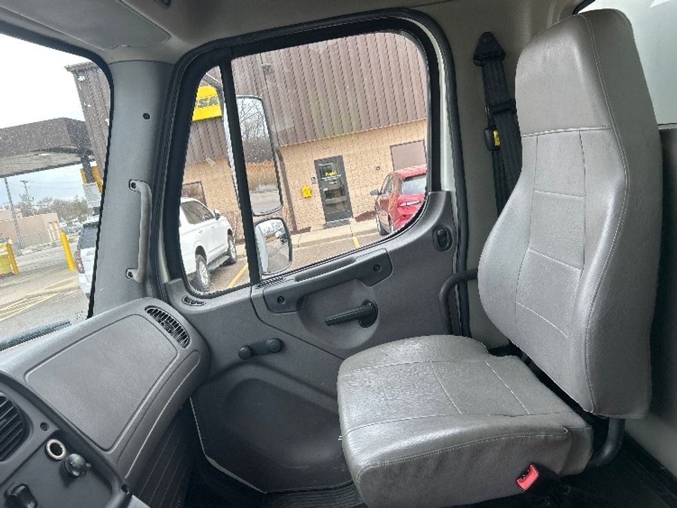Medium Duty Box Truck-Light and Medium Duty Trucks-Freightliner-2020-M2-Warren-MI-266,100\n\t\tmiles-$ 28,500 - Image 19
