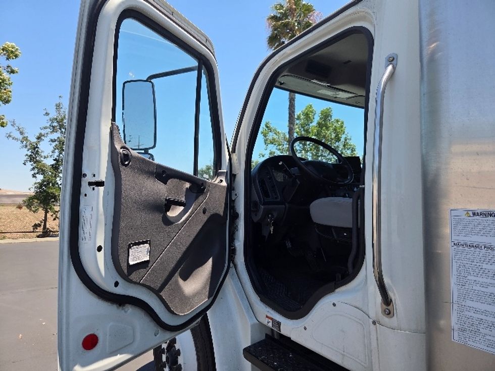 Medium Duty Box Truck-Light and Medium Duty Trucks-Freightliner-2020-M2-West Sacramento-CA-138,523\n\t\tmiles-$ 59,250 - Image 16