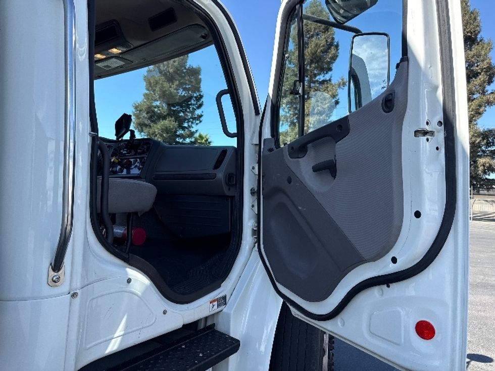 Medium Duty Box Truck-Light and Medium Duty Trucks-Freightliner-2020-M2-West Sacramento-CA-253,189\n\t\tmiles-$ 32,750 - Image 20