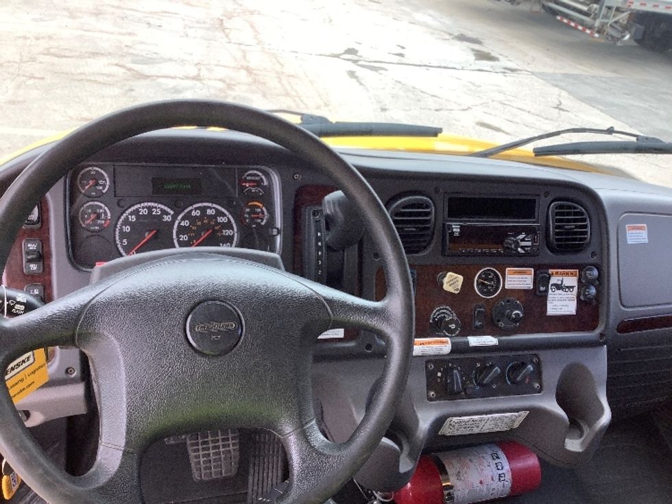 Medium Duty Box Truck-Light and Medium Duty Trucks-Freightliner-2020-M2-Winnipeg-MB-166,958\n\t\tkm-$ 75,000 - Image 18