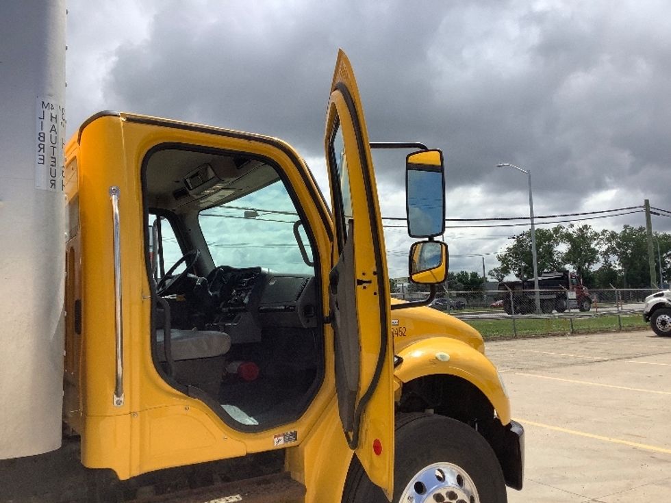 Medium Duty Box Truck-Light and Medium Duty Trucks-Freightliner-2020-M2-Winnipeg-MB-166,958\n\t\tkm-$ 75,000 - Image 20