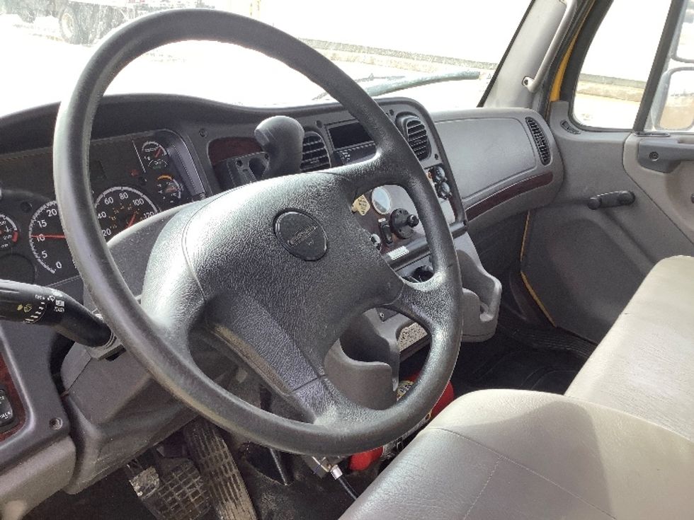 Medium Duty Box Truck-Light and Medium Duty Trucks-Freightliner-2020-M2-Winnipeg-MB-178,272\n\t\tkm-$ 83,000 - Image 17