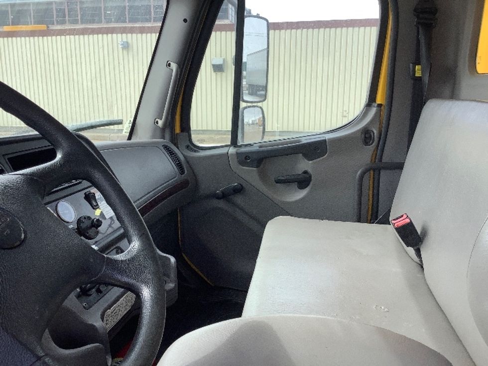 Medium Duty Box Truck-Light and Medium Duty Trucks-Freightliner-2020-M2-Winnipeg-MB-178,272\n\t\tkm-$ 83,000 - Image 19