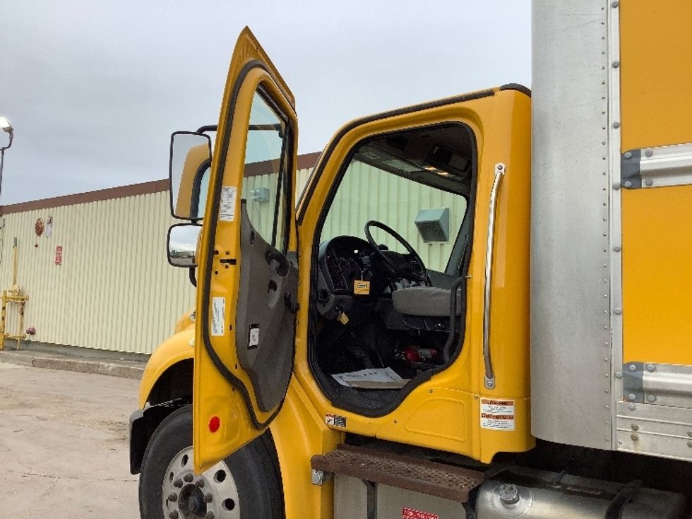 Medium Duty Box Truck-Light and Medium Duty Trucks-Freightliner-2020-M2-Winnipeg-MB-205,932\n\t\tkm-$ 71,750 - Image 16