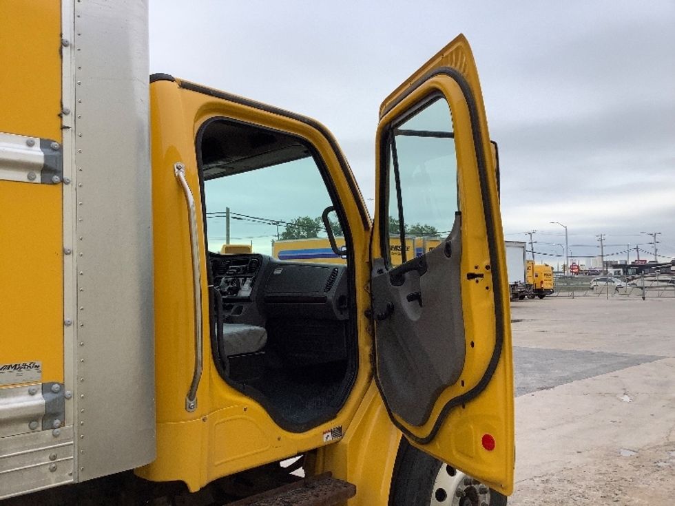 Medium Duty Box Truck-Light and Medium Duty Trucks-Freightliner-2020-M2-Winnipeg-MB-205,932\n\t\tkm-$ 71,750 - Image 20