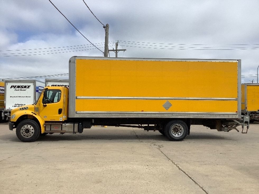 Medium Duty Box Truck-Light and Medium Duty Trucks-Freightliner-2020-M2-Winnipeg-MB-205,932\n\t\tkm-$ 71,750 - Image 4