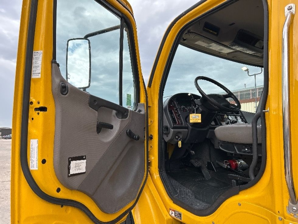 Medium Duty Box Truck-Light and Medium Duty Trucks-Freightliner-2020-M2-Winnipeg-MB-258,311\n\t\tkm-$ 68,000 - Image 16