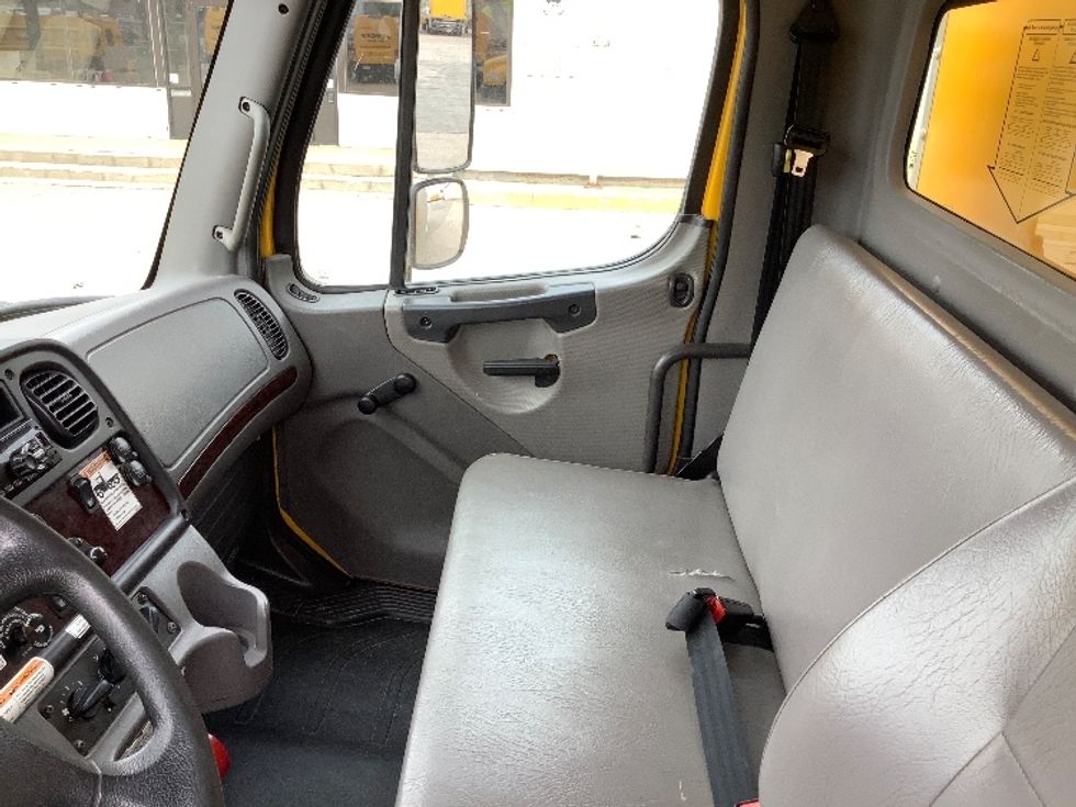 Medium Duty Box Truck-Light and Medium Duty Trucks-Freightliner-2020-M2-Winnipeg-MB-258,311\n\t\tkm-$ 68,000 - Image 19