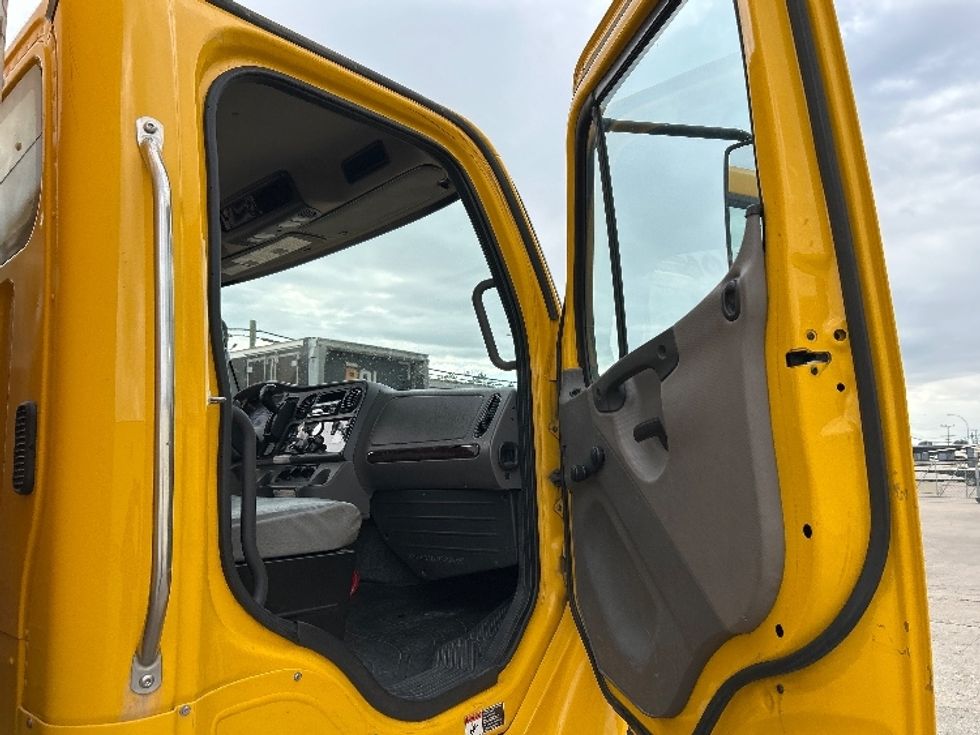 Medium Duty Box Truck-Light and Medium Duty Trucks-Freightliner-2020-M2-Winnipeg-MB-258,311\n\t\tkm-$ 68,000 - Image 20