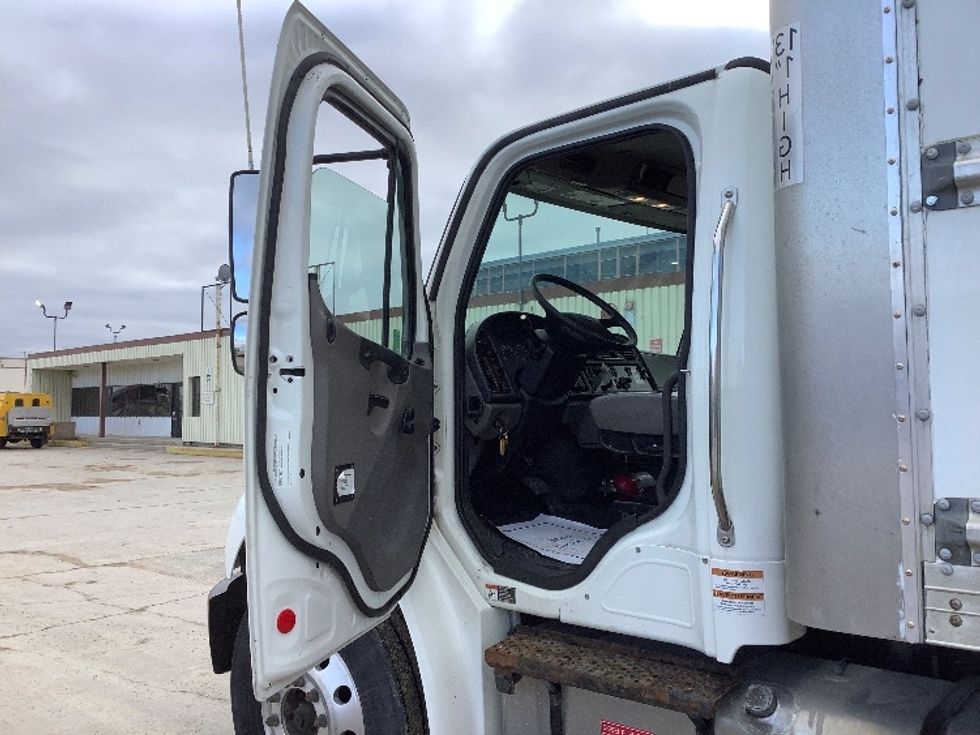 Medium Duty Box Truck-Light and Medium Duty Trucks-Freightliner-2020-M2-Winnipeg-MB-259,952\n\t\tkm-$ 70,750 - Image 16