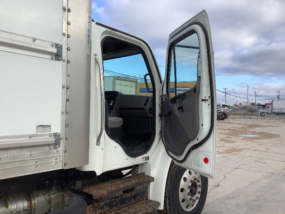 Medium Duty Box Truck-Light and Medium Duty Trucks-Freightliner-2020-M2-Winnipeg-MB-259,952\n\t\tkm-$ 70,750 - Image 20