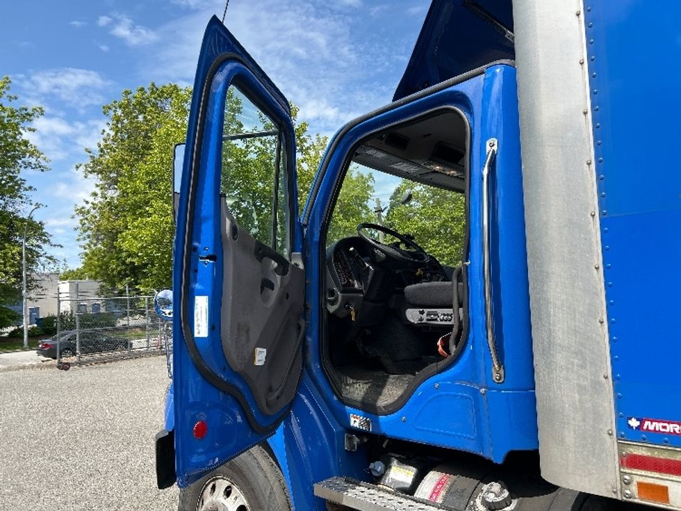 Medium Duty Box Truck-Light and Medium Duty Trucks-Freightliner-2020-M211242S-Delta-BC-107,686\n\t\tkm-$ 102,000 - Image 15