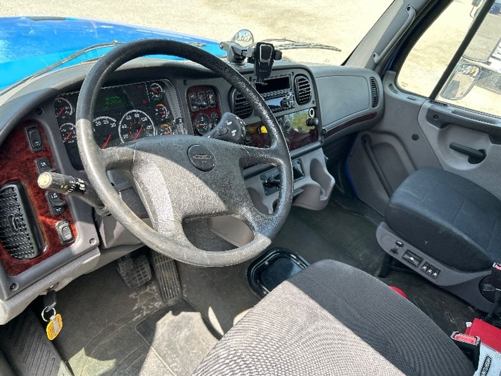 Medium Duty Box Truck-Light and Medium Duty Trucks-Freightliner-2020-M211242S-Delta-BC-107,686\n\t\tkm-$ 102,000 - Image 16