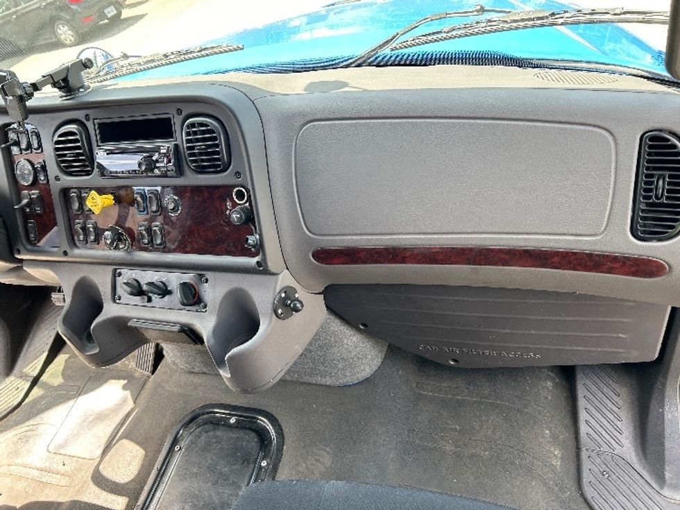 Medium Duty Box Truck-Light and Medium Duty Trucks-Freightliner-2020-M211242S-Delta-BC-107,686\n\t\tkm-$ 102,000 - Image 20