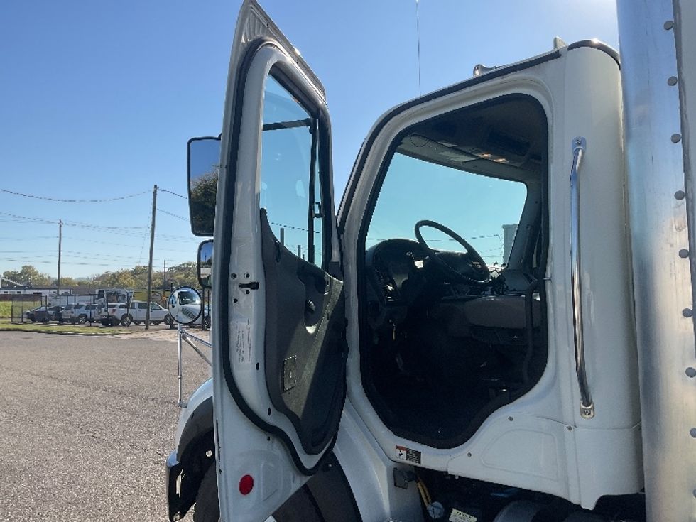 Medium Duty Box Truck-Light and Medium Duty Trucks-Freightliner-2020-M211264S-Birmingham-AL-224,000\n\t\tmiles-$ 95,500 - Image 15