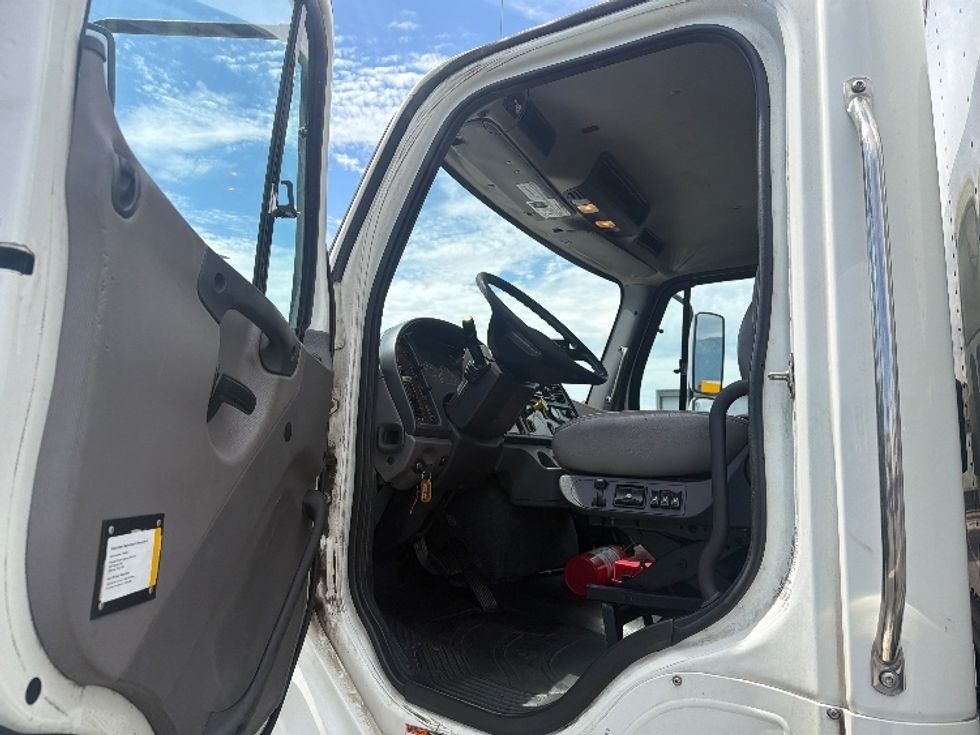 Medium Duty Box Truck-Light and Medium Duty Trucks-Freightliner-2020-M211264S-Fontana-CA-275,347\n\t\tmiles-$ 80,750 - Image 16