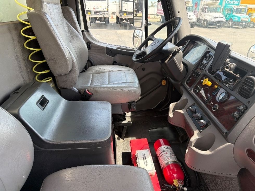 Medium Duty Box Truck-Light and Medium Duty Trucks-Freightliner-2020-M211264S-Fontana-CA-275,347\n\t\tmiles-$ 80,750 - Image 22