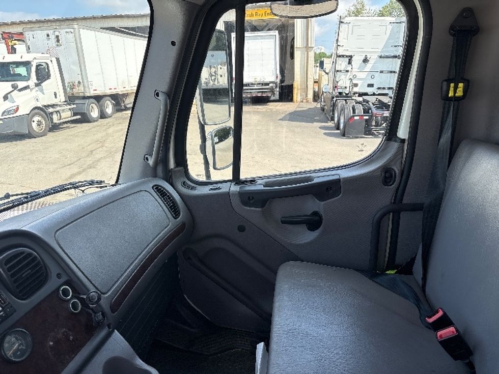 Medium Duty Box Truck-Light and Medium Duty Trucks-Freightliner-2020-M211264S-Greensboro-NC-193,028\n\t\tmiles-$ 90,000 - Image 19