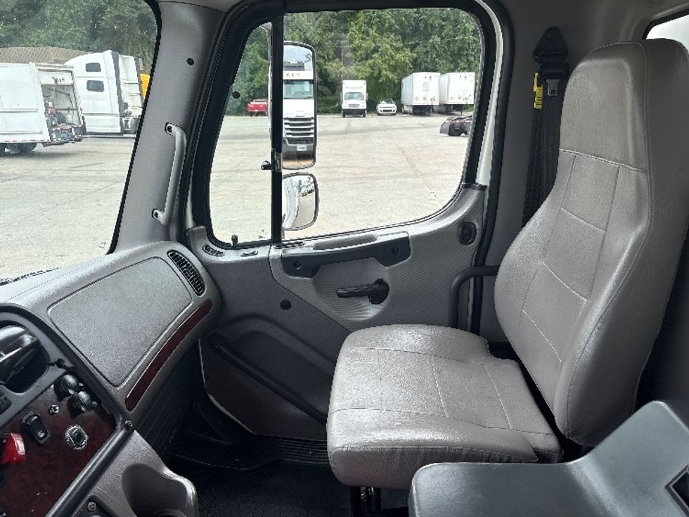 Medium Duty Box Truck-Light and Medium Duty Trucks-Freightliner-2020-M211264S-Greensboro-NC-255,999\n\t\tmiles-$ 82,500 - Image 19