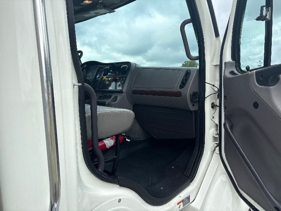 Medium Duty Box Truck-Light and Medium Duty Trucks-Freightliner-2020-M211264S-Greensboro-NC-255,999\n\t\tmiles-$ 82,500 - Image 20