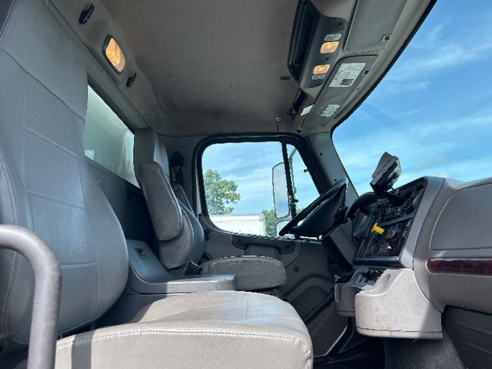 Medium Duty Box Truck-Light and Medium Duty Trucks-Freightliner-2020-M211264S-Homewood-AL-317,977\n\t\tmiles-$ 79,000 - Image 22