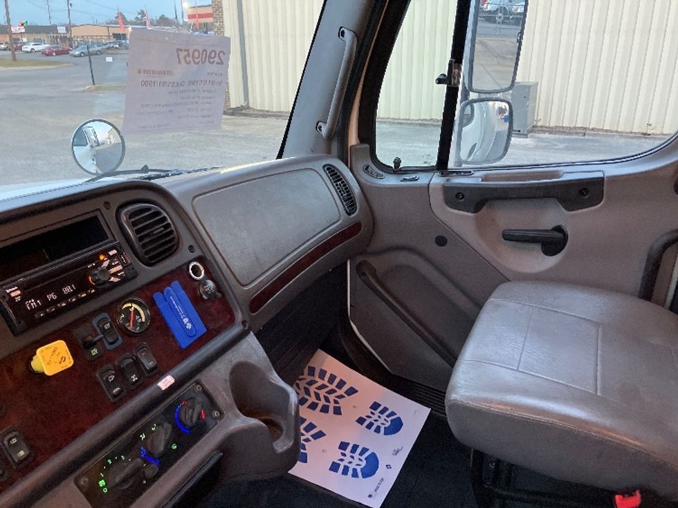 Medium Duty Box Truck-Light and Medium Duty Trucks-Freightliner-2020-M211264S-Hueytown-AL-321,441\n\t\tmiles-$ 90,750 - Image 18