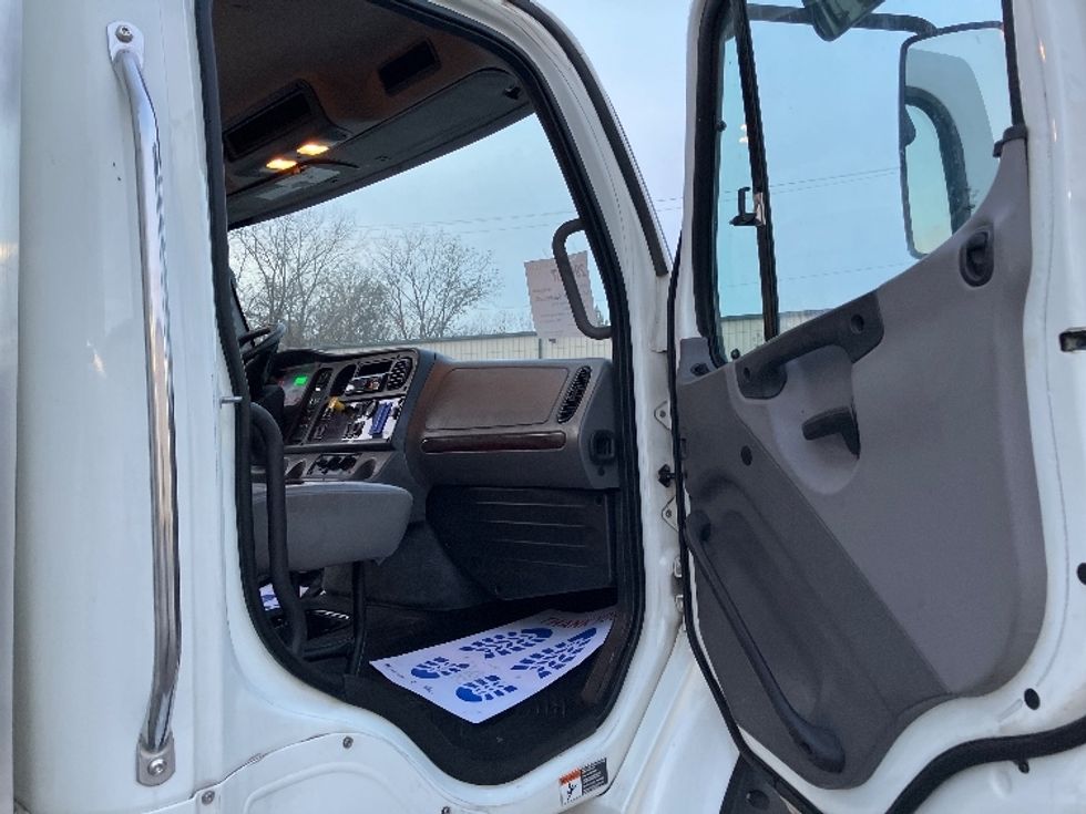 Medium Duty Box Truck-Light and Medium Duty Trucks-Freightliner-2020-M211264S-Hueytown-AL-321,441\n\t\tmiles-$ 90,750 - Image 19