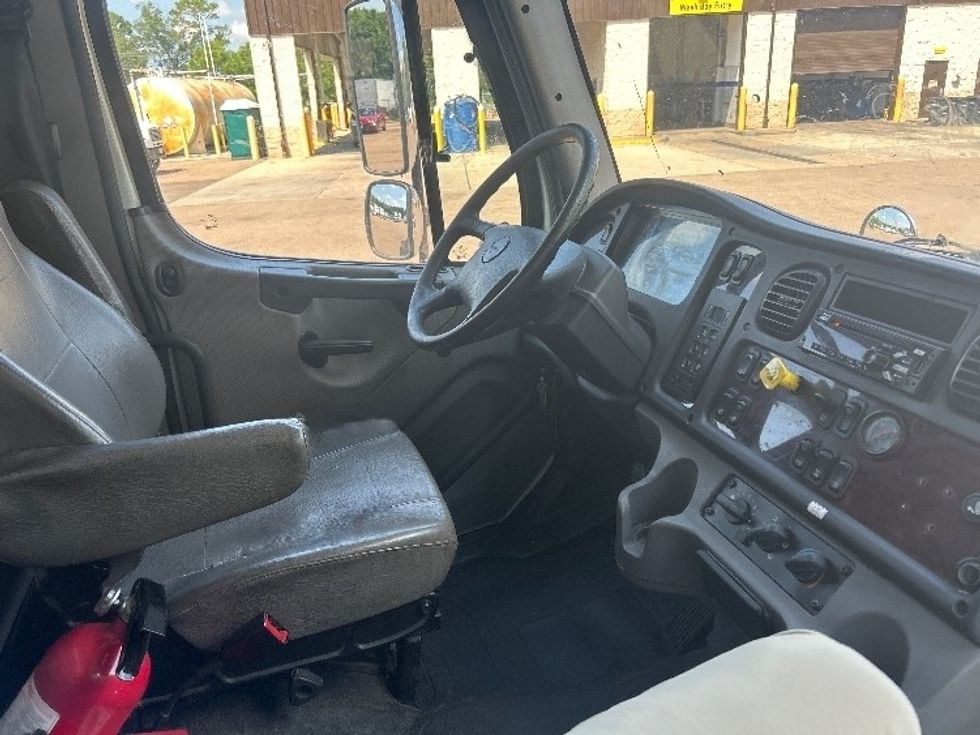 Medium Duty Box Truck-Light and Medium Duty Trucks-Freightliner-2020-M211264S-Jackson-MS-251,650\n\t\tmiles-$ 96,500 - Image 22
